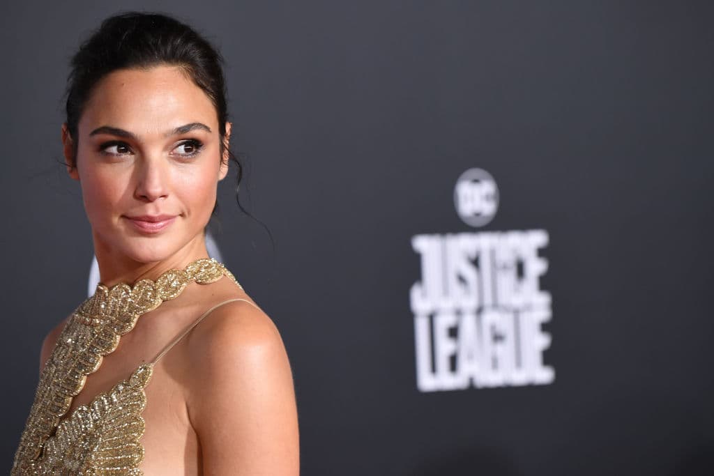 Recientemente, en sus redes sociales, Gadot subió una foto donde aparece en traje de baño con su pancita y leyendo un guión.