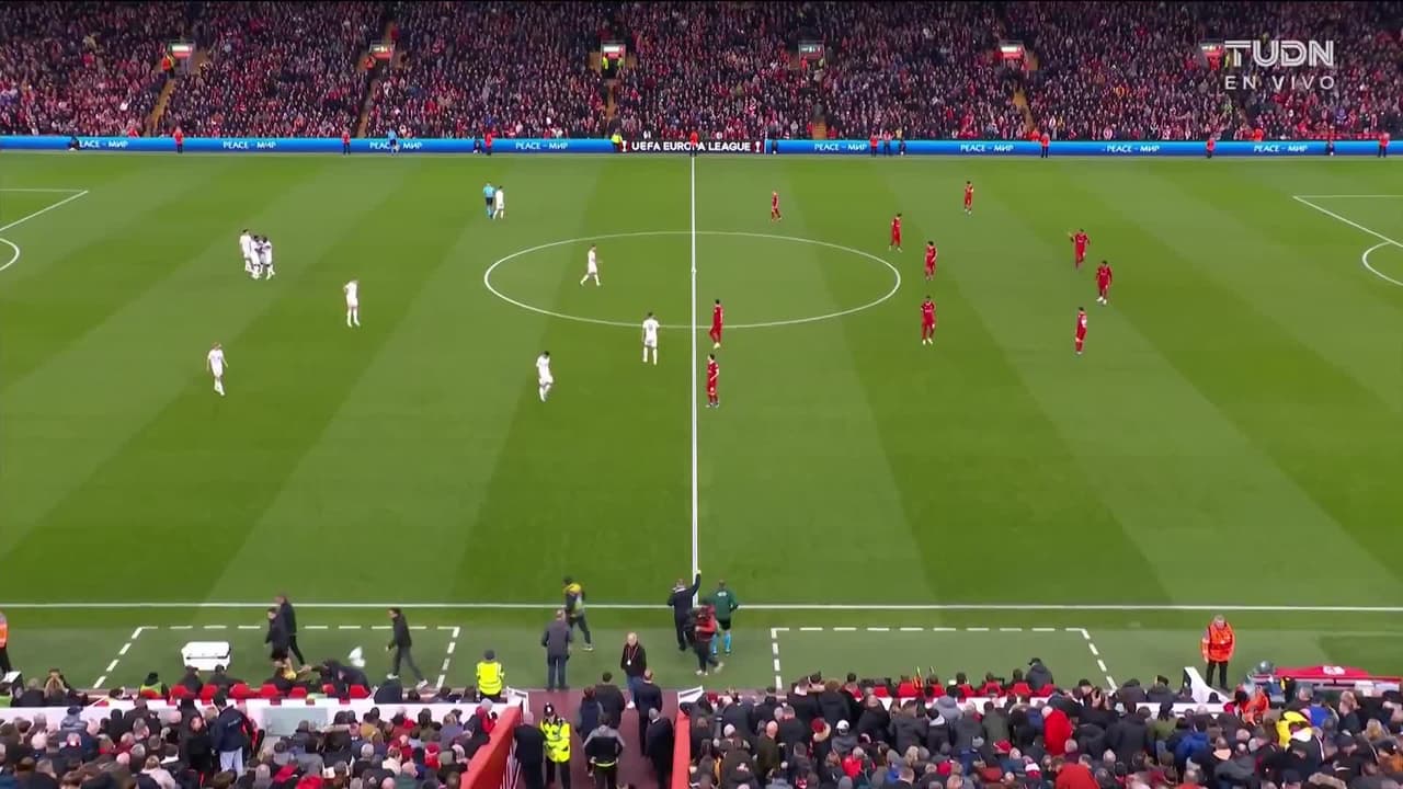 Arranca el partido y la pelota está en juego.