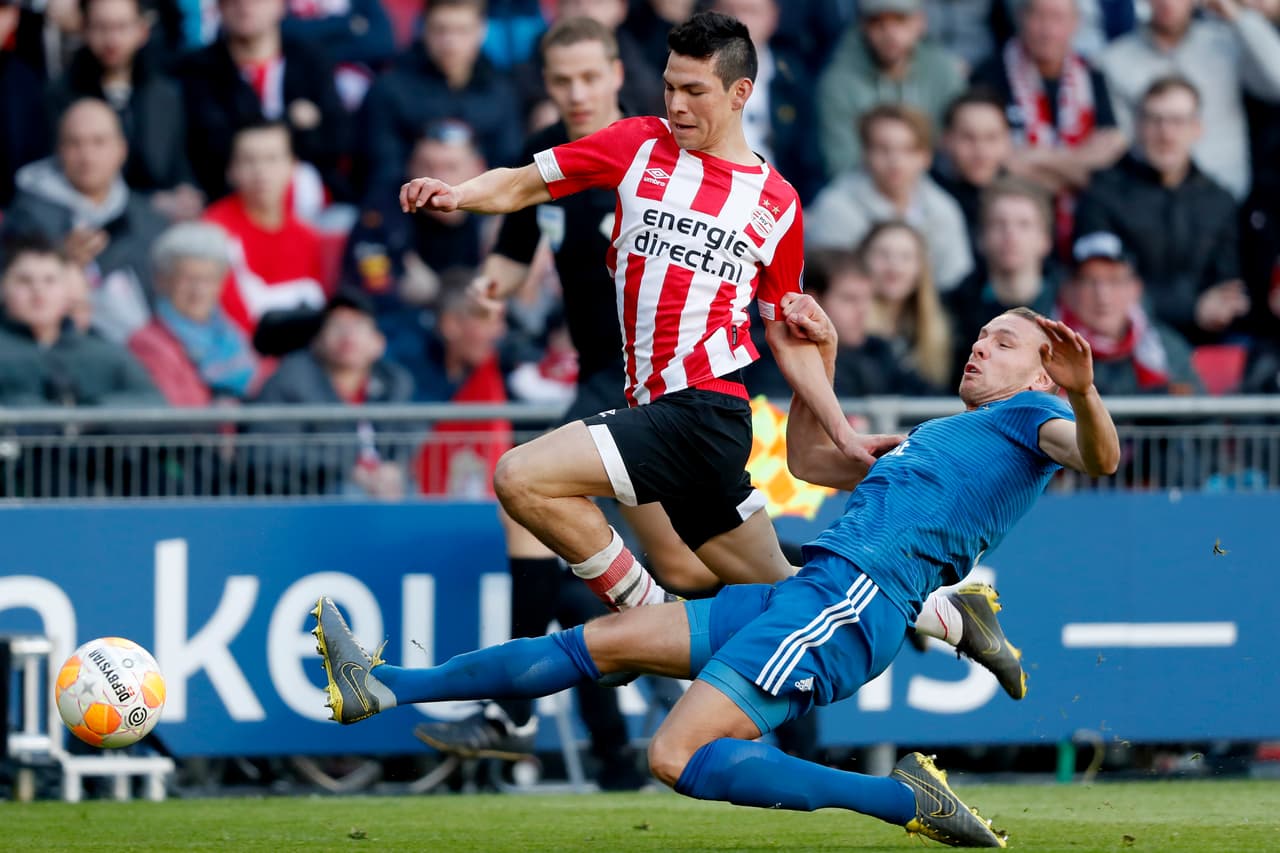 El mexicano Hirving 'Chucky' Lozano celebró su gol, el del empate 1-1 de PSV Eindhoven como local contra Feyenoord en la Jornada 23 de la Eredivisie, donde son líderes.