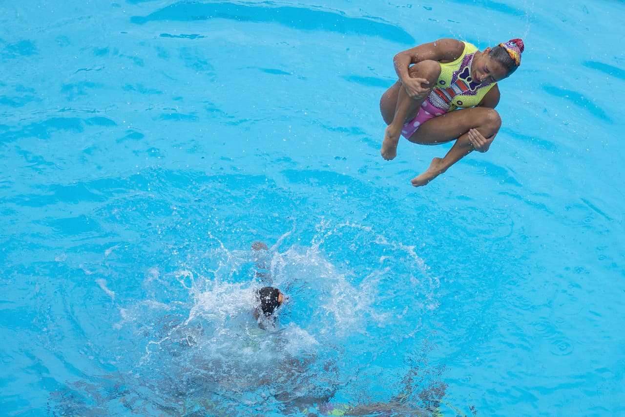 El equipo de nado sincronizado femenino libre en Centroamericanos tuvo momentos brillantes de trabajo colectivo, con una rutina diferente, divertida y llena de coordinación que les dio el oro.