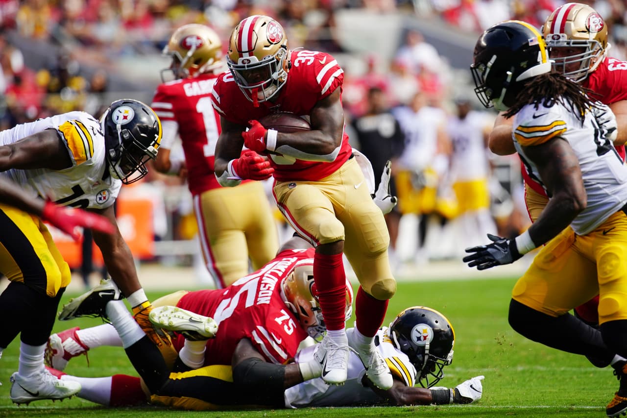 <b>Pittsburgh Steelers 20-24 San Francisco 49ers.</b> Jeff Wilson Jr. corre el balón evitando a la defensiva de los Steelers.