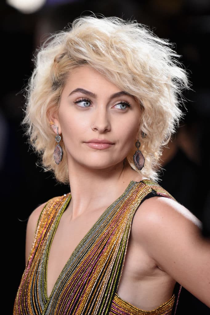 Paris Jackson habló sobre sus luchas con las autolesiones y los problemas de imagen corporal. La hija del ‘Rey del Pop’ dijo que "se autolesionó" cuando subió de peso tras la muerte de su padre en 2009.