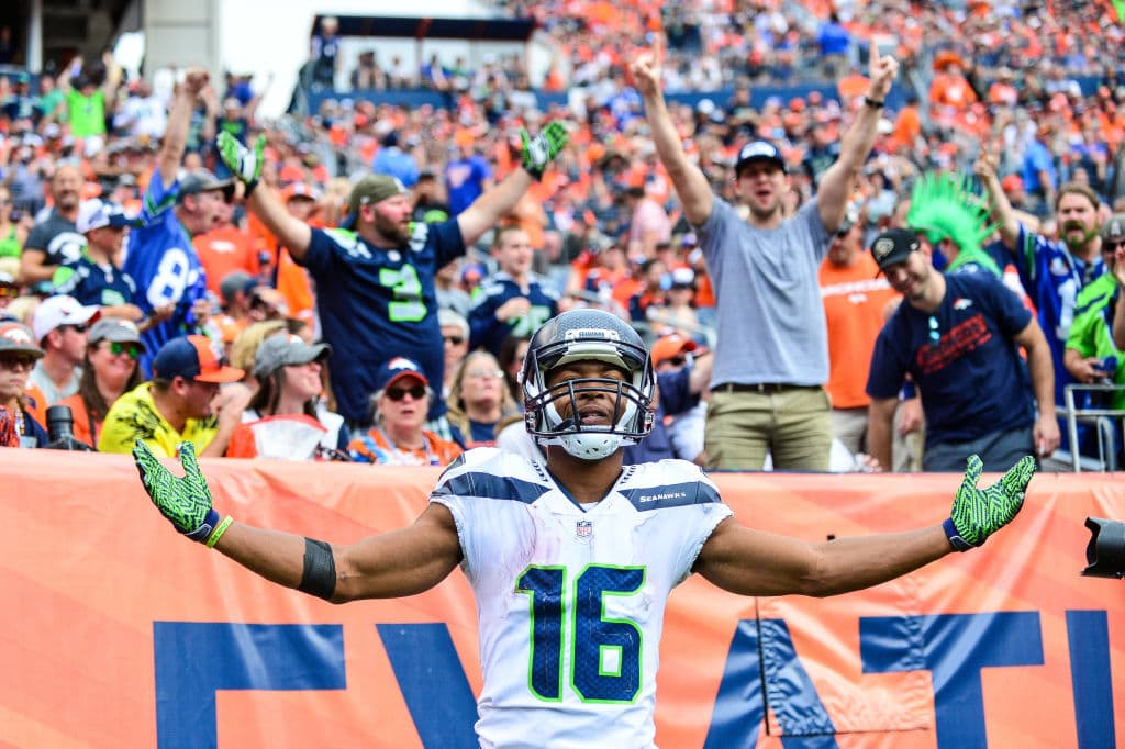 Wilson se conectó con Lockett en un pase de 51 yardas para devolverle la ventaja a Seattle por 24-20. El Mile High Stadium fue acallado momentáneamente.