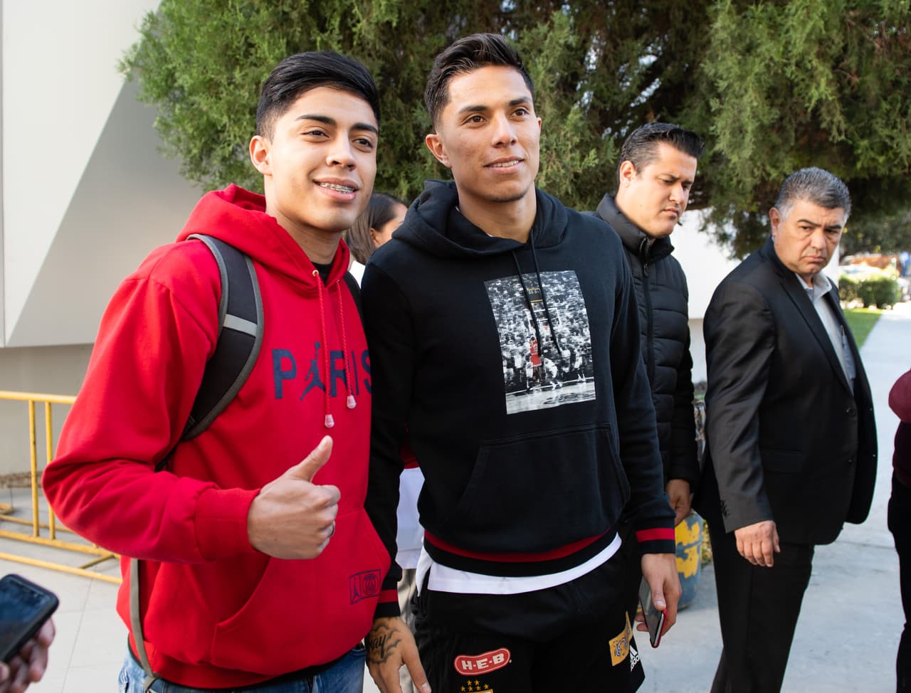 Los seguidores aprovecharon para tener un primer recuerdo del jugador de 25 años en su regreso al fútbol mexicano.