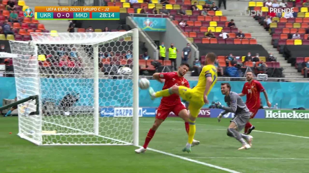 ¡GOL!  anota para Ucrania. Andriy Yarmolenko