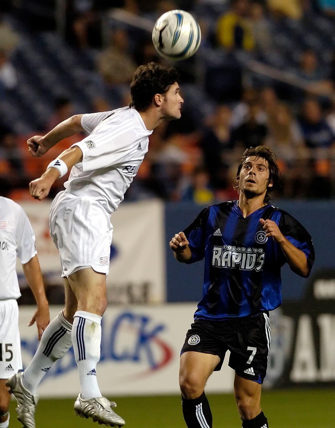 Colorado Rapids 2005 | ¿El Inter de Denver? ¿Los Rapids de Milán? Colorado Rapids cambió su imagen en el 2001. Al nuevo escudo, al año siguiente le llegaron nuevos colores. Adoptó el "nerazzurri" hasta 2006, cuando pasó a la casaca borravino que luce hoy en día.