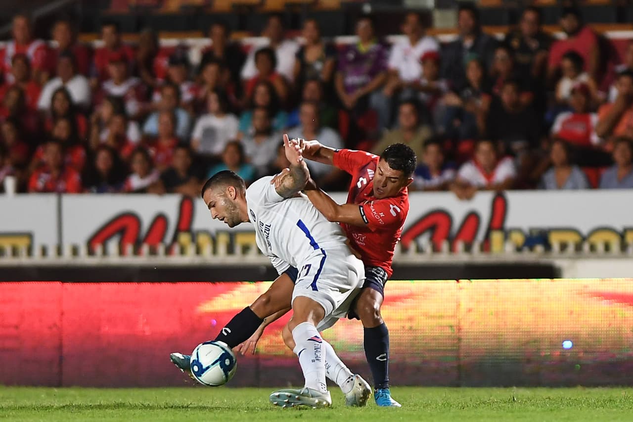 El balón se disputa con todo en cualquier parte del campo de Veracruz.