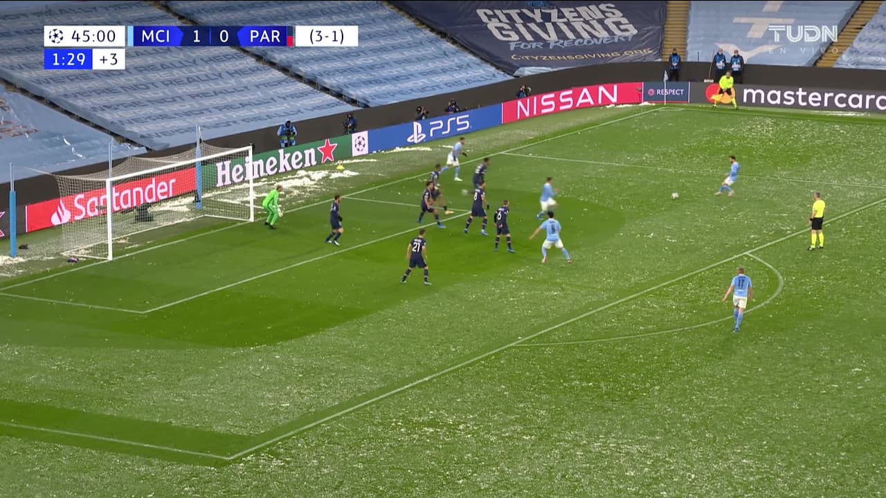 ¡TIRO ATAJADO! disparo por Riyad Mahrez.