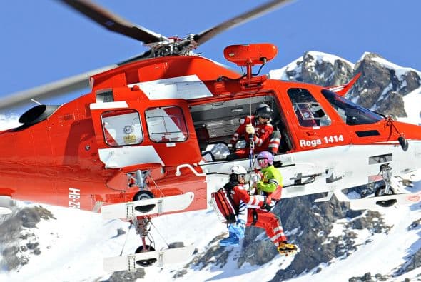 El espectacular rescate de una de las participantes en la final de la Copa Mundial Alpina de Ski en Suiza, fue como de película de acción.