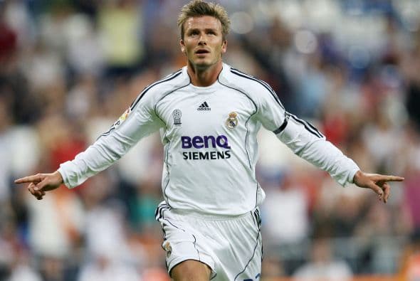Quizás el futbolista más mediático de la historia ha sido David Beckham. Sin embargo, el ‘Spice Boy’ no fue solo publicidad, un talentoso mediocampista con gran pegada dejó las canchas jugando para el Paris Saint Germain y ganando el título de la Liga Francesa, no sin antes regar las cancha de gloria en Inglaterra, España, Estados Unidos e Italia, ganando innumerables títulos en todos los países donde jugó.