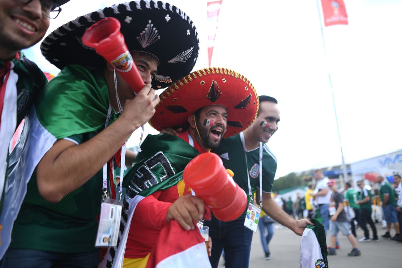 Los fanáticos de México sobresalieron frente a los de Alemania por sus atuendos, que entre sombreros, pinturas y demás, sin duda fueron más llamativos en medio del debut del grupo F del Mundial.