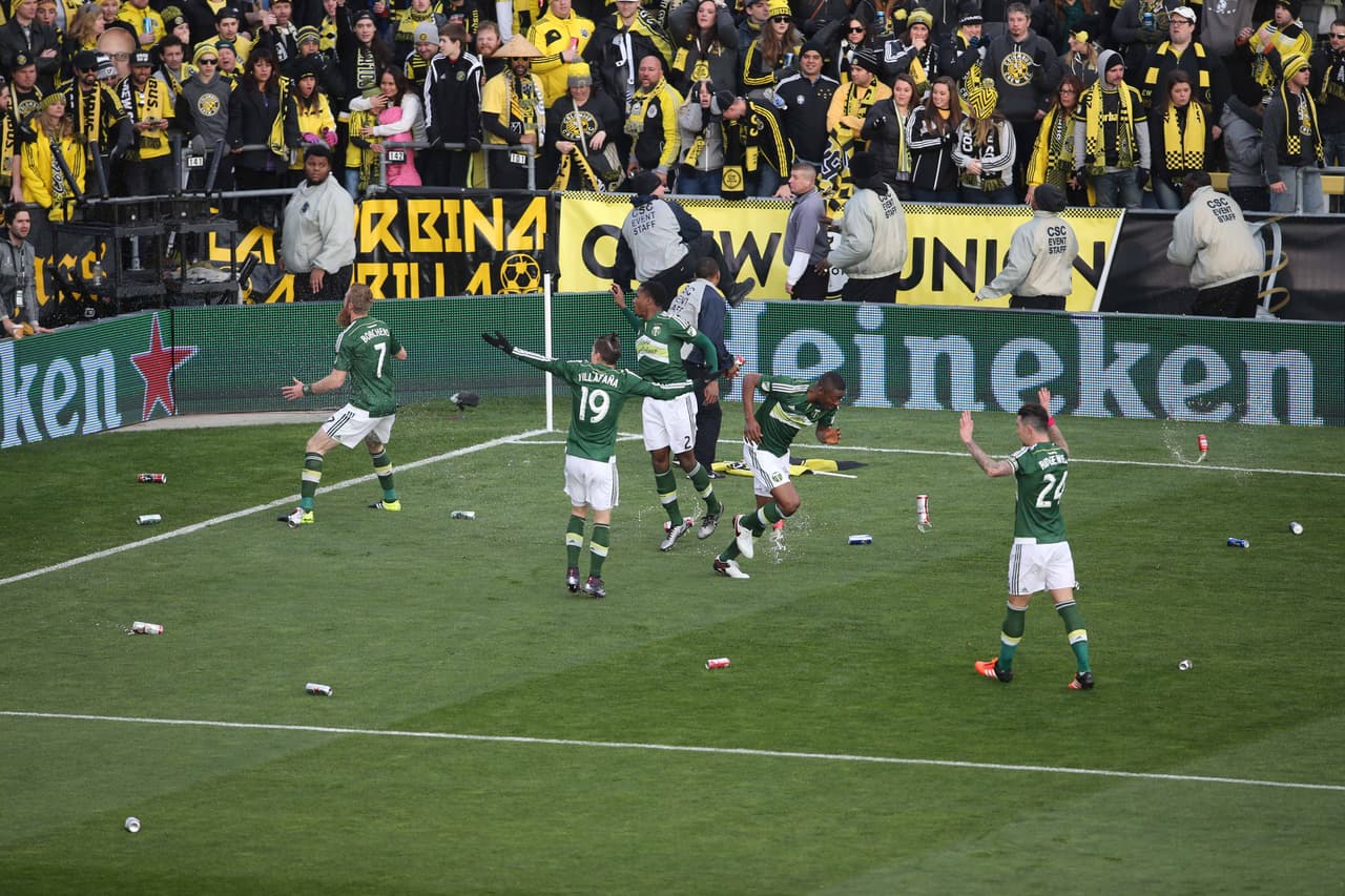 Tras el segundo gol de Portland Timbers, con apenas siete minutos transcurridos. Al Nordecke no le gustó que le gritaran el gol en esa esquina.