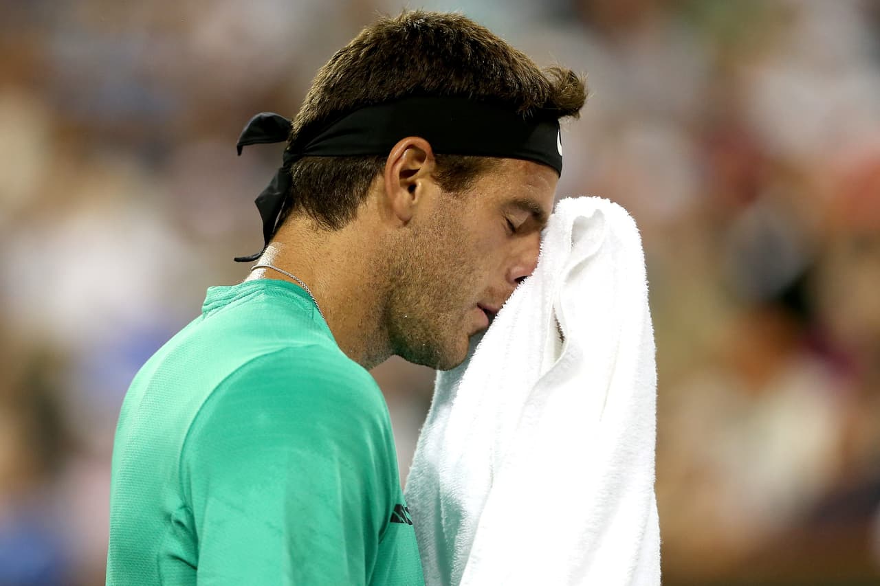 INDIAN WELLS, CA - MARCH 14: Juan Martin Del Potro of Argentina wipes his face between points while playing Novak Djokovic of Serbia during the BNP Paribas Open at the Indian Wells Tennis Garden on March 14, 2017 in Indian Wells, California. (Photo by Matthew Stockman/Getty Images)