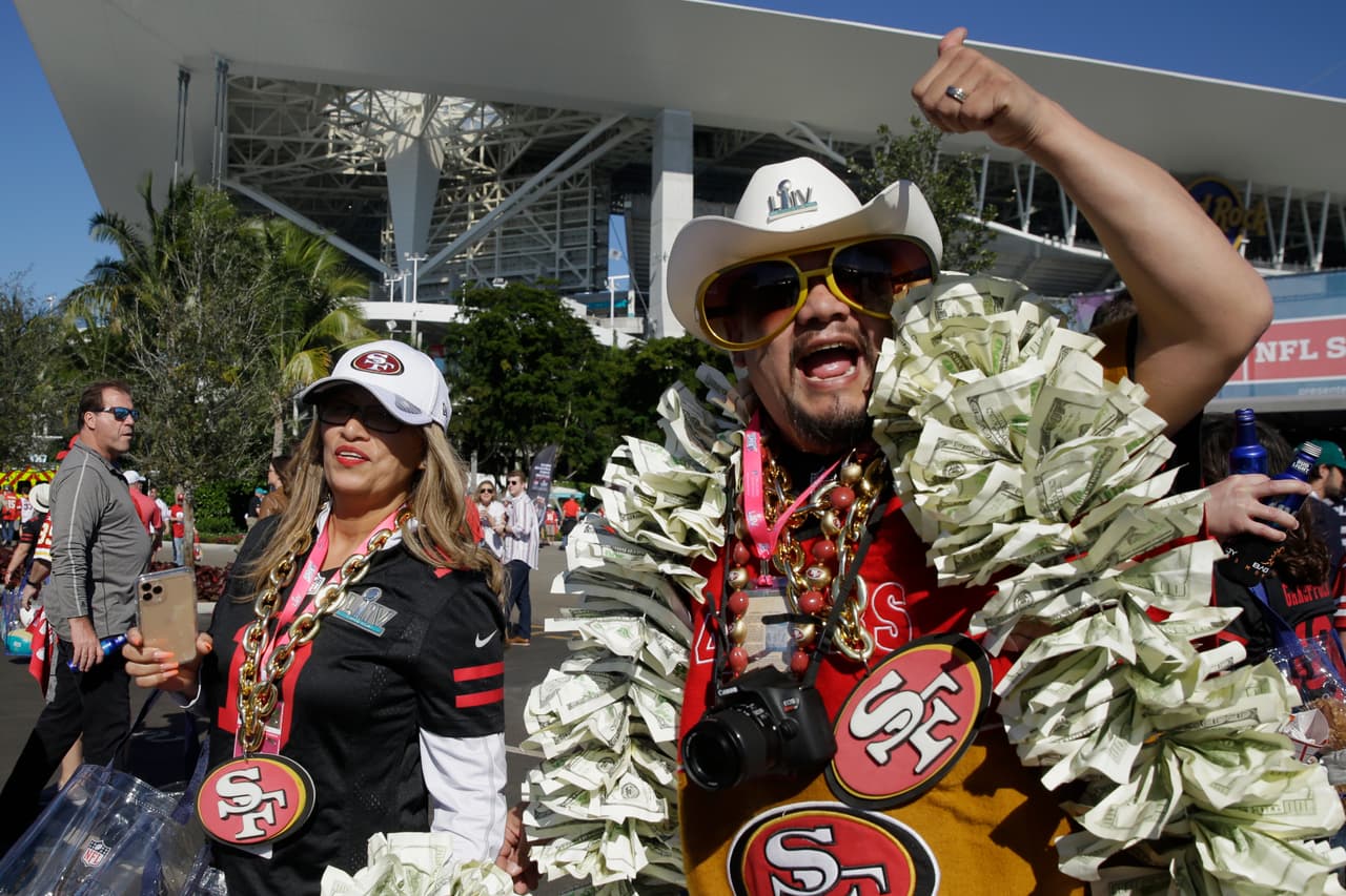 Así se vive el color en el Hard Rock Stadium de Florida previo al partido entre San Francisco 49ers y Kansas City Chiefs.