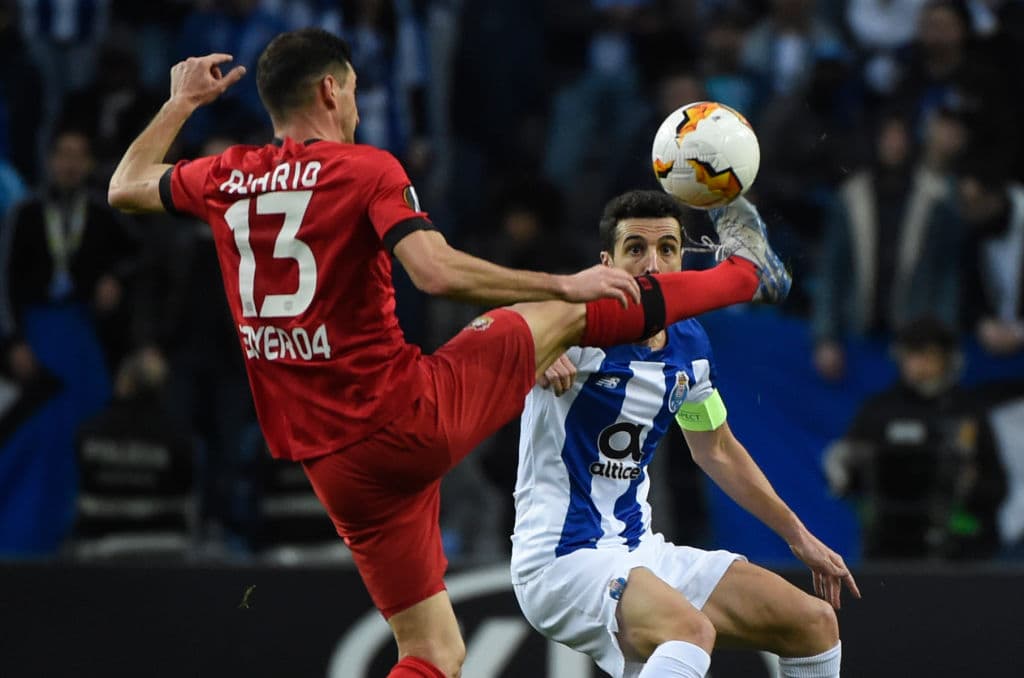 El argentino Lucas Alario realiza un control excepcional ante la marca del español Ivan Marcano.