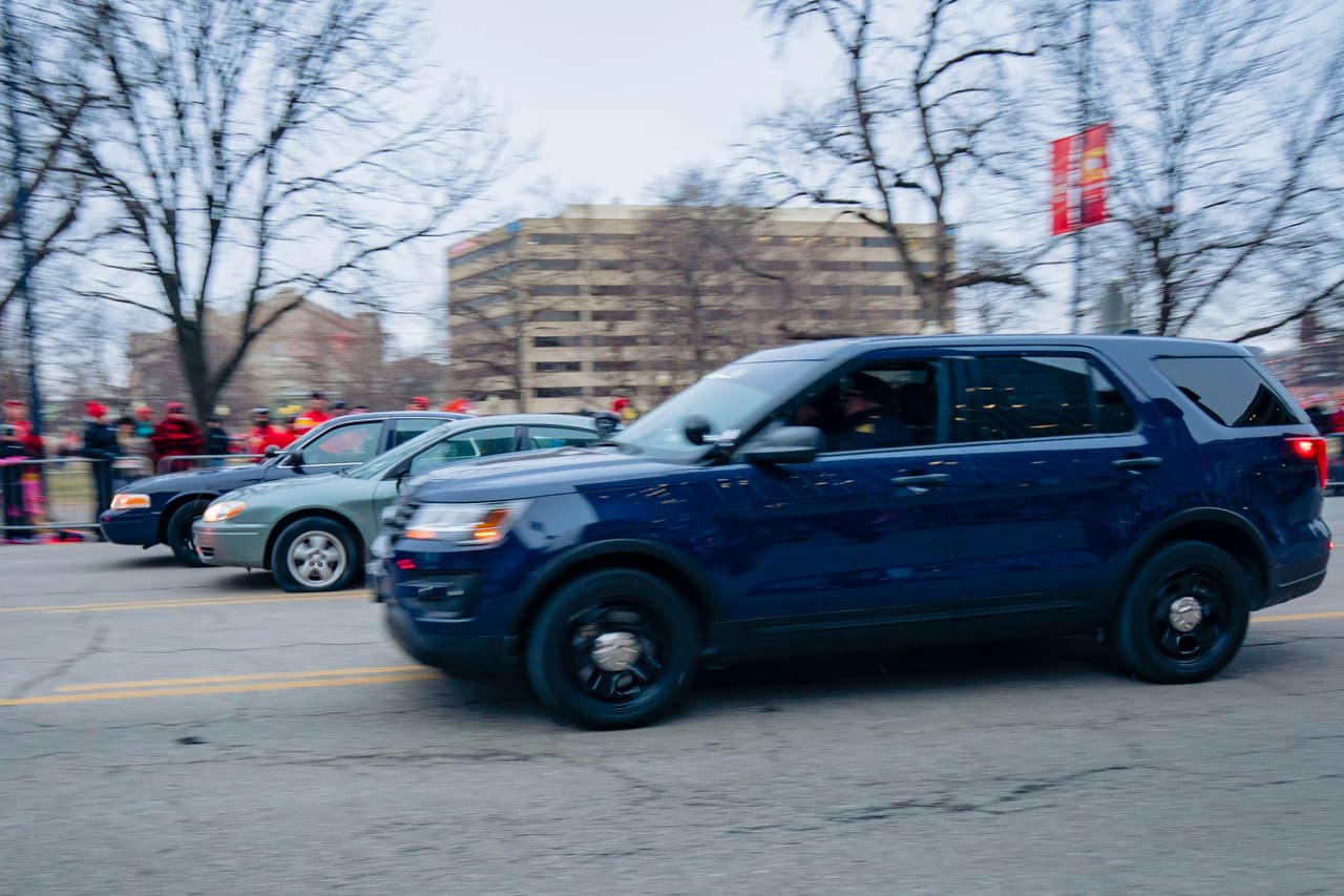 Instantes antes del desfile en Kansas City, Missouri, donde la gente ya espera a los Chiefs, se presentó una persecución que tuvo éxito.