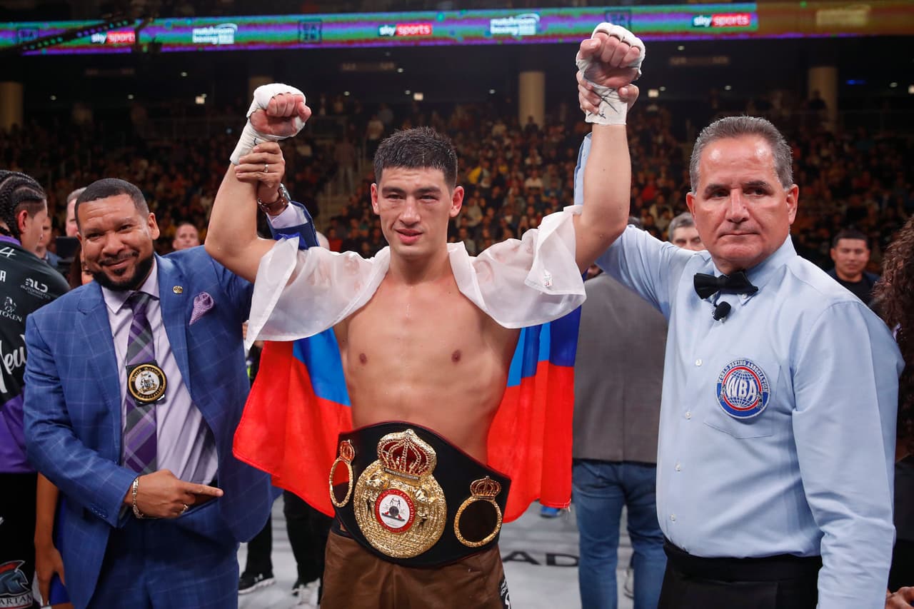 Dmitry Bivol, el nuevo 'gallo' que quiere enfrentar a Canelo