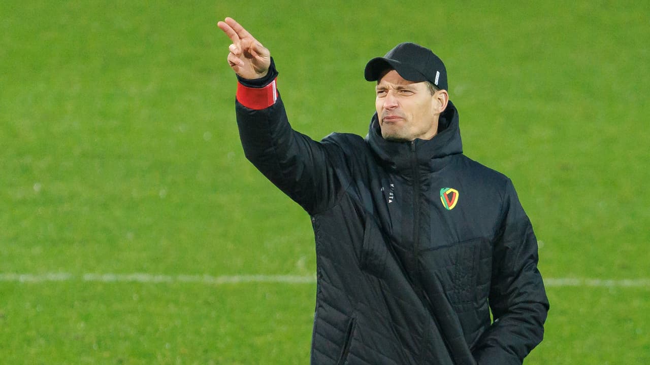 Johan Vásquez tiene nuevo DT en el Genoa: Alexander Blessin 