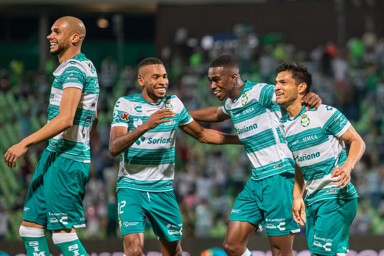 Santos no se despeinó y sin acelerar le pasó por encima a unos Gallos Blancos de Querétaro que se desfondaron desde el primer tiempo en un partido muy ligero para los de Guillermo Almada.