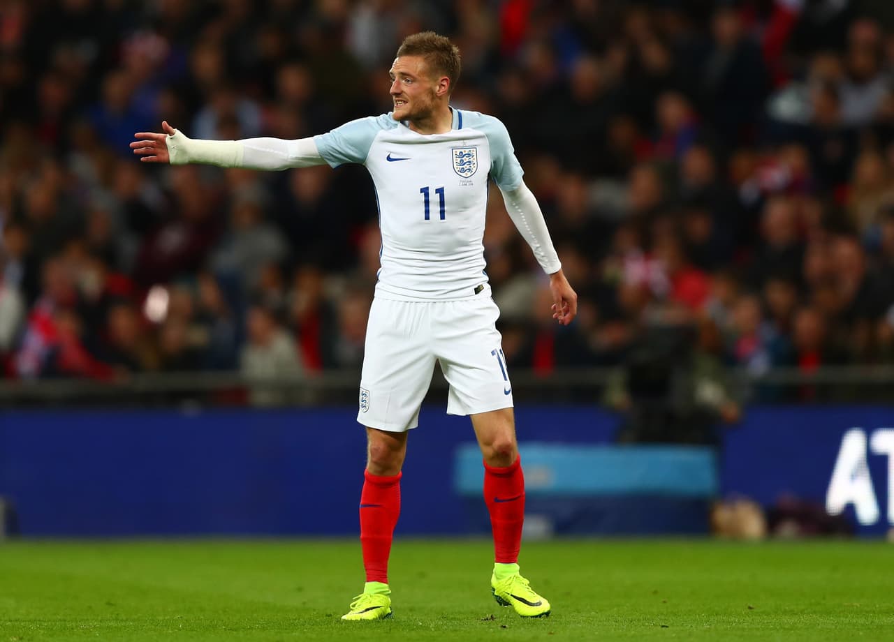 Wayne Rooney sigue siendo el capitán y la figura mediática pero la nueva generación está liderada por Jamie Vardy de la Cenicienta Leicester City.