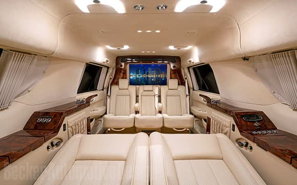 A través del sitio Becker Automotive Design Tom Brady puso a la venta su Cadillac Escalade 2018. Cuenta con amenidades como escritorios, asientos reclinables, internet y pantallas. ¡Es un jet privado!