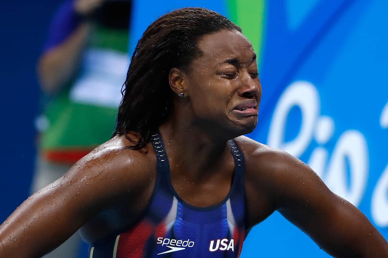 La nadadora Simone Manuel (Estados Unidos) luego de ganar la medalla de oro en los 100 metros estilo libre.