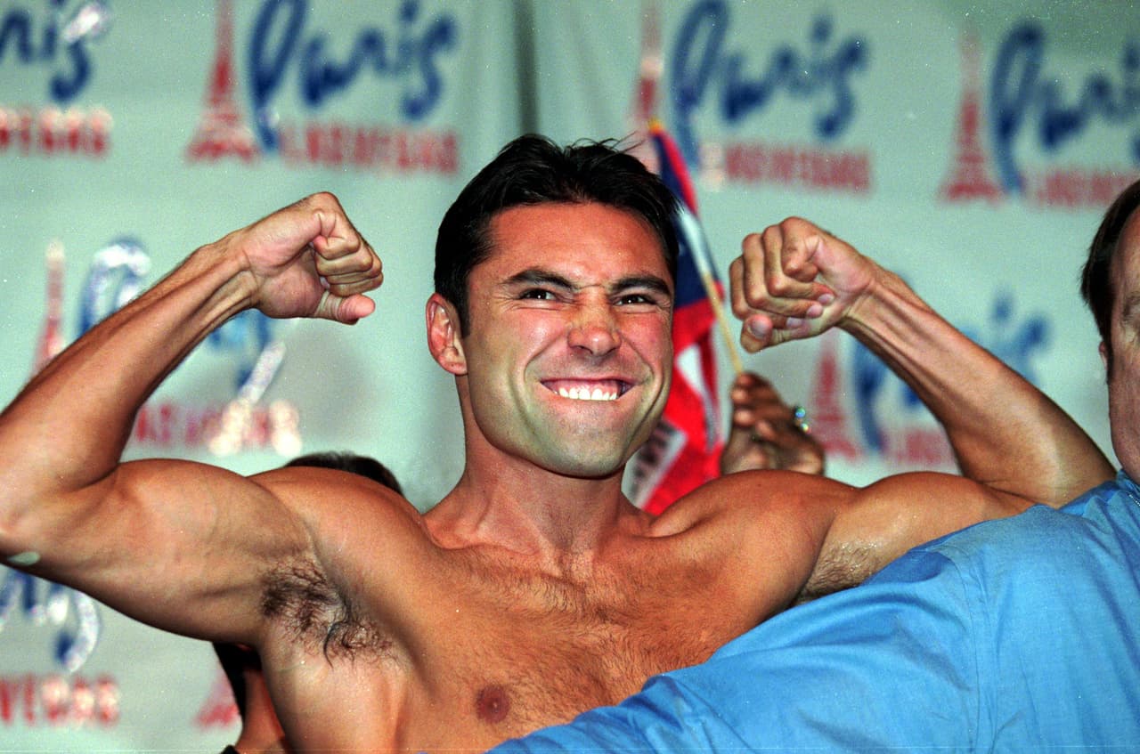 Oscar de la Hoya. Publicó su único álbum homónimo el 10 de octubre del 2000. Fue nominado a los Premios Grammy como Mejor Álbum de Pop Latino.
