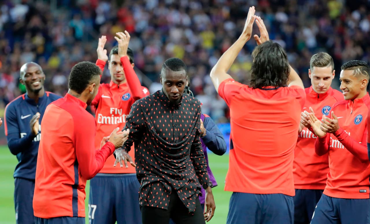 Blaise Matuidi, quien firmó con la Juventus, fue homenajeado antes de comenzar el partido.