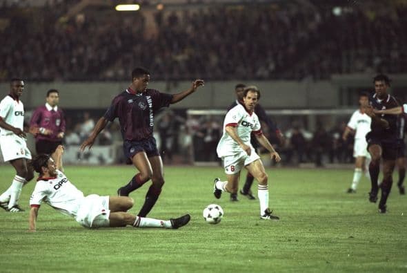 Entre esos jugadores estaba un emergente atacante espigado, Kluivert, que a cinco minutos del silbatazo final evitó las barridas de la zaga 'rrossonera'.