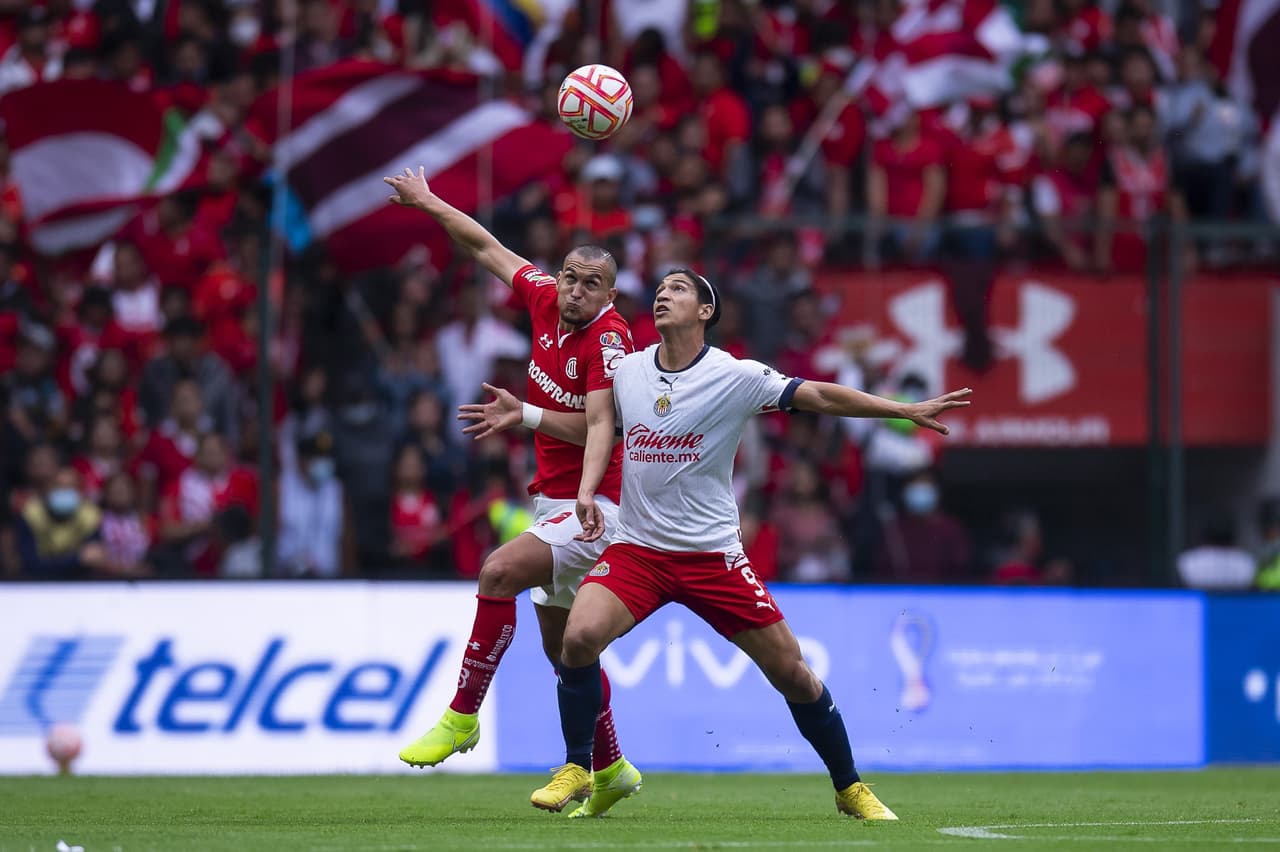 Toluca y las Chivas dividen puntos en un partido con emociones y polémica arbitral.