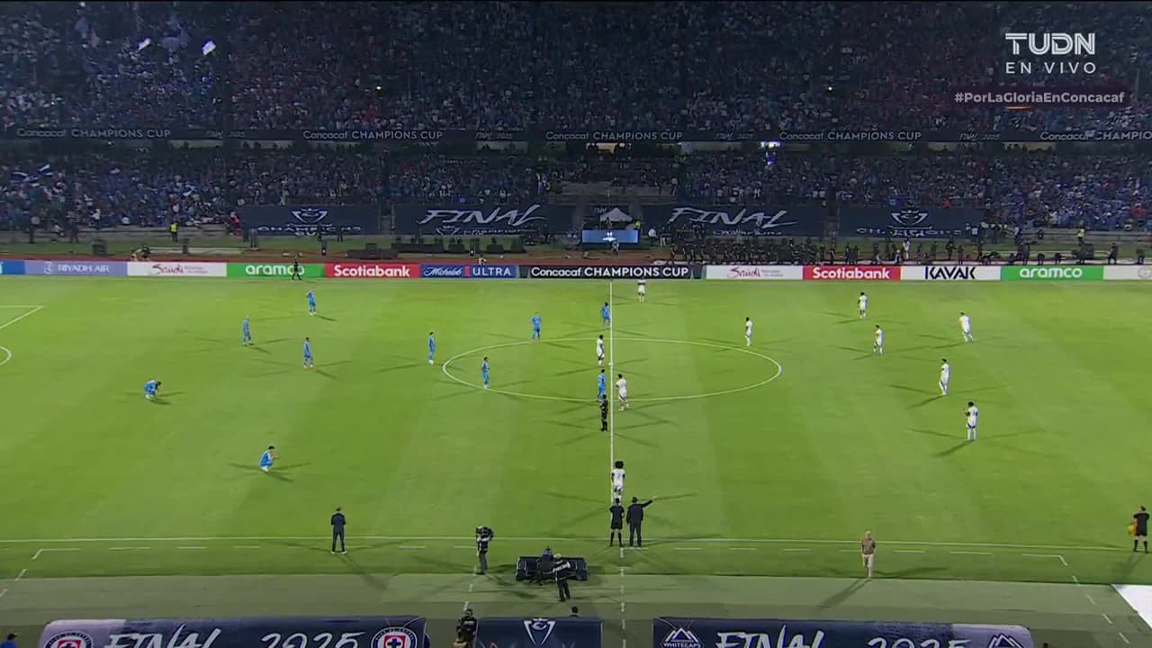 Arranca el partido y la pelota está en juego.