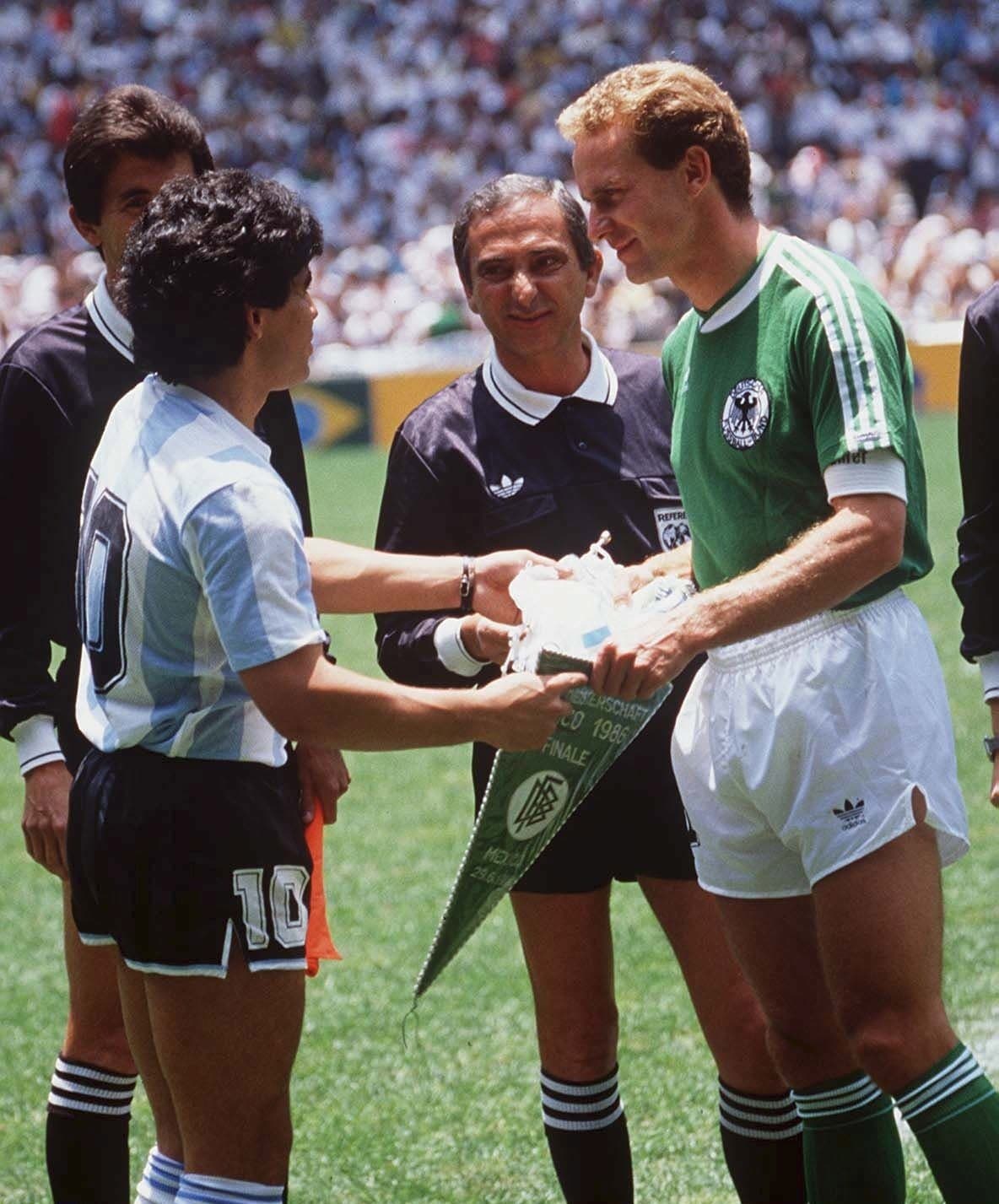 Romualdo Arppi Filho (centro), de nacionalidad brasileña, dirigió la emotiva final de México 86 donde Argentina y Diego Maradona (izquierda) ganaron el Mundial, 3-2 sobre Alemania.
