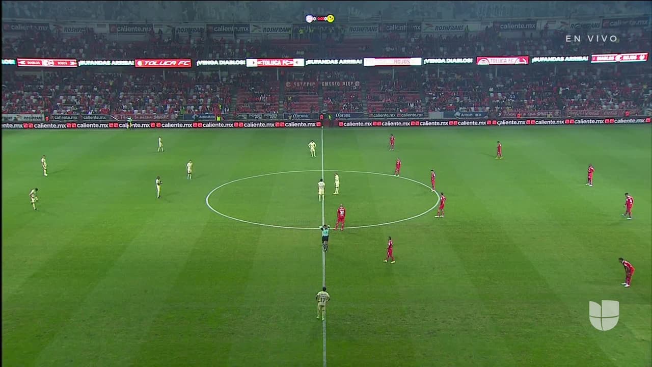 Arranca el partido y la pelota está en juego.