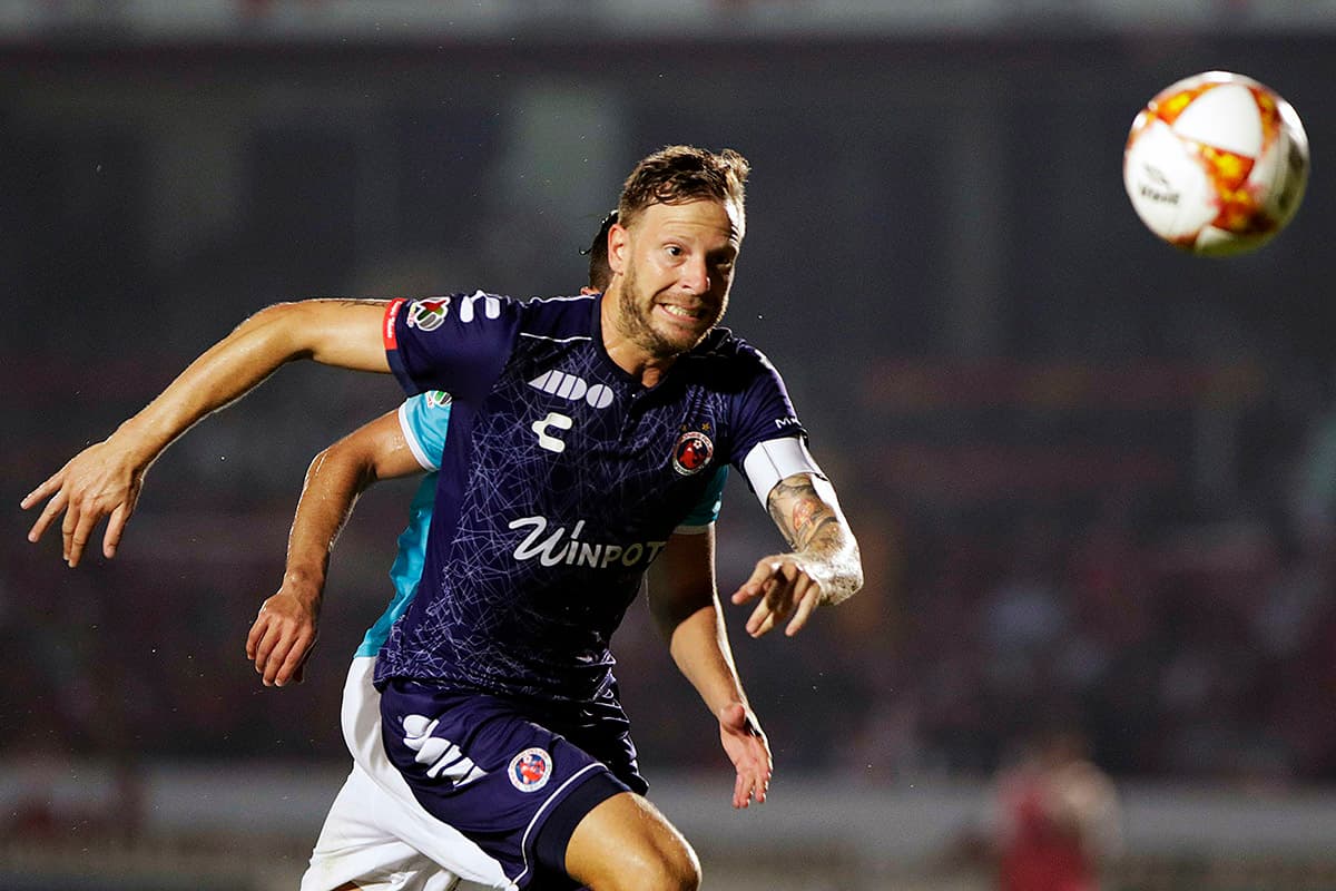 El mediocampista argentino Cristian Menéndez buscó ampliar la ventaja de los locales pero la reacción visitante resultó superior.