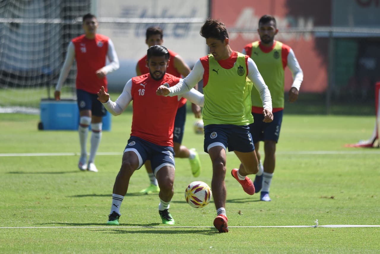 Chivas de Guadalajara vivió una nueva jornada de entrenamiento de pretemporada con la intención de mejorar su camino tras los amistosos con miras a tener buen rendimiento en el Apertura 2019 de la Liga MX.