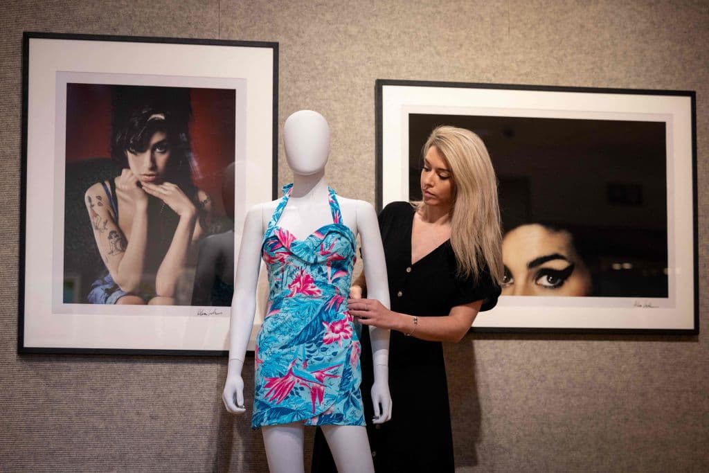 El más vendido del evento fue el vestido que usó Winehouse en su actuación final en Belgrado en su gira del Festival de Verano de 2011.