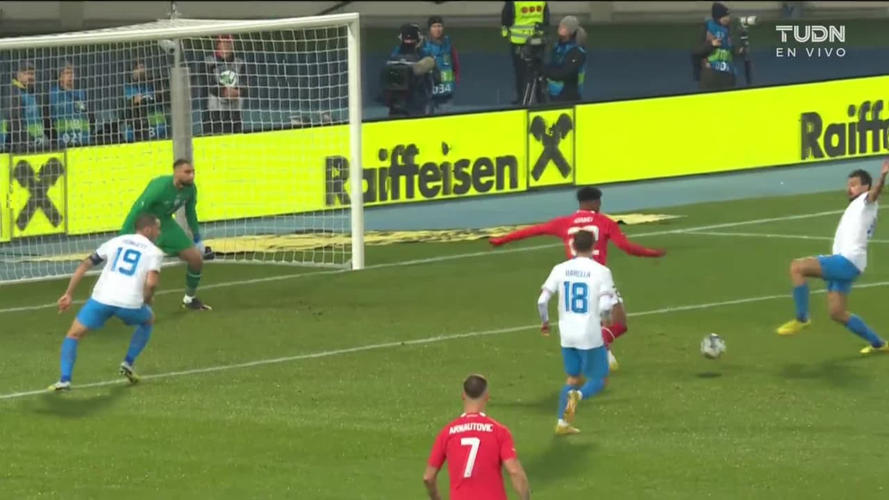 ¡CERCA! Junior Adamu disparó que se estrella en el poste.