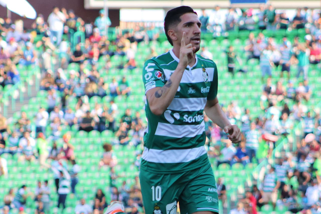 A los 12 minutos el chileno Diego Valdés anotó un golazo desde fuera del área, el 1-0 a favor de los locales.