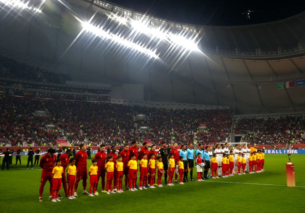 Los jugadores se encuentran alineados previo al inicio de la final.