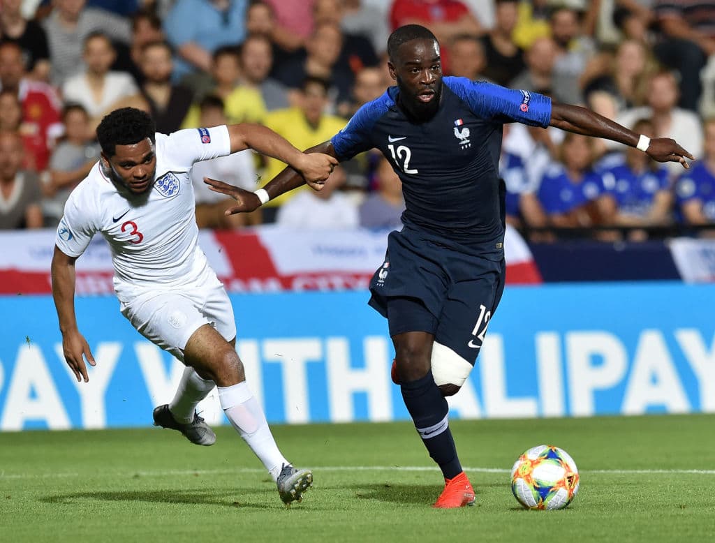 Sin embargo, a los 63 minutos Hamza Choudhury fue expulsado y ello perjudicó al equipo de la rosa con un hombre menos ante una Francia que ya habíaempezado a presionar para empatar.