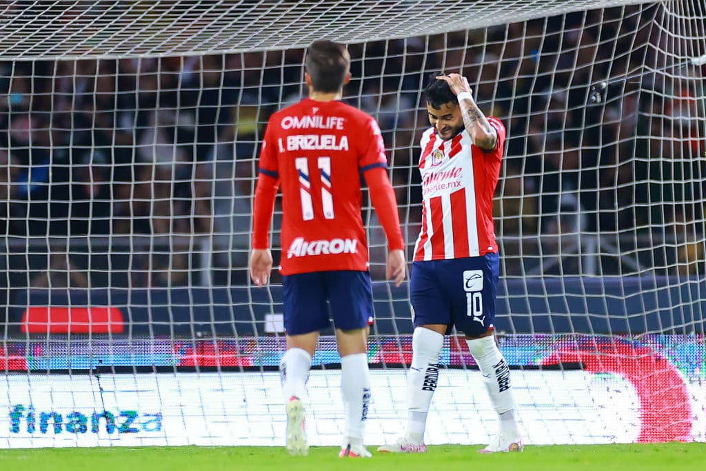 Alexis Vega falla penal en regreso y vive pesadilla con abucheos