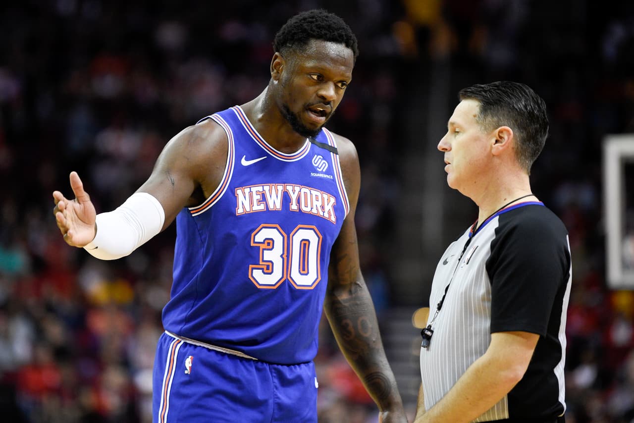 Impotente reclama el delantero de los Knicks, Julius Randle, una jugada ante el árbitro Pat Fraher.
