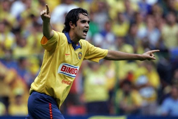 Santiago Fernández decidió dejar un tiempo las fuerzas básicas del América y probarse en el Barcelona B de España. El delantero no tuvo suerte con los azulgranas y regresó a la liga mexicana meses después.