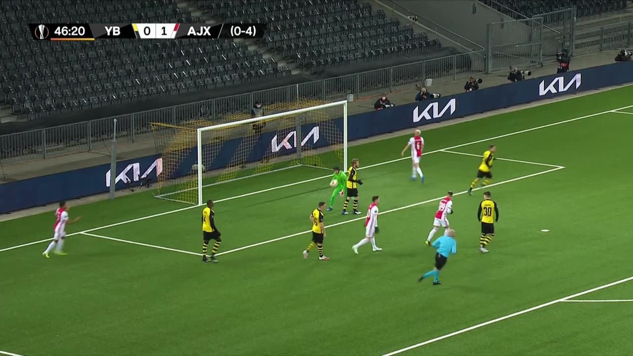 ¡TIRO ATAJADO! disparo por Davy Klaassen.