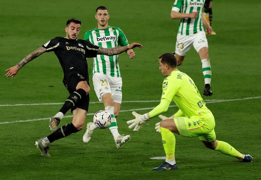 Real Betis se impone al Alavés con remontada por 3-2. Los verdiblancos perdían por goles de Joselú y Edgar Méndez, pero fue el doblete de Borja Iglesia y el gol de Joaquín ya casi al final del partido, que le dio la victoria al equipo de casa, durante la Jornada 26 de LaLiga.