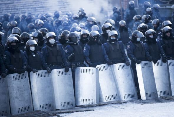 La policia pretende desalojar a los protestantes, Klitschko ha amenazado con una mayor ofensiva si las fuerzas armadas atacan.