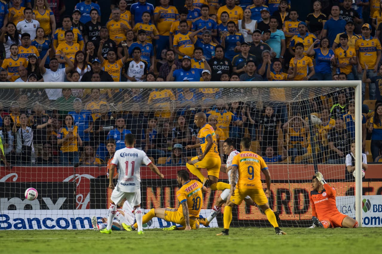 Una bonita jugada colectiva comandada por Enner Valencia terminó con la primera anotación del partido, obra del francés André-Pierre Gignac