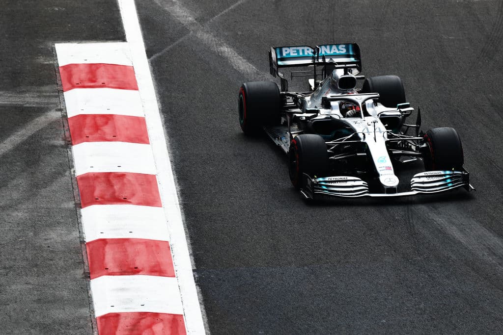 Max Verstappen saldará el domigo en la primera posición y por detrás vendrá Ferrari con Leclerc en la segunda posición y Vettel en la tercera.