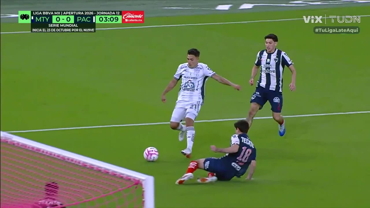 ¡Faltó la alberca! Tremendo clavadazo de Vallejo