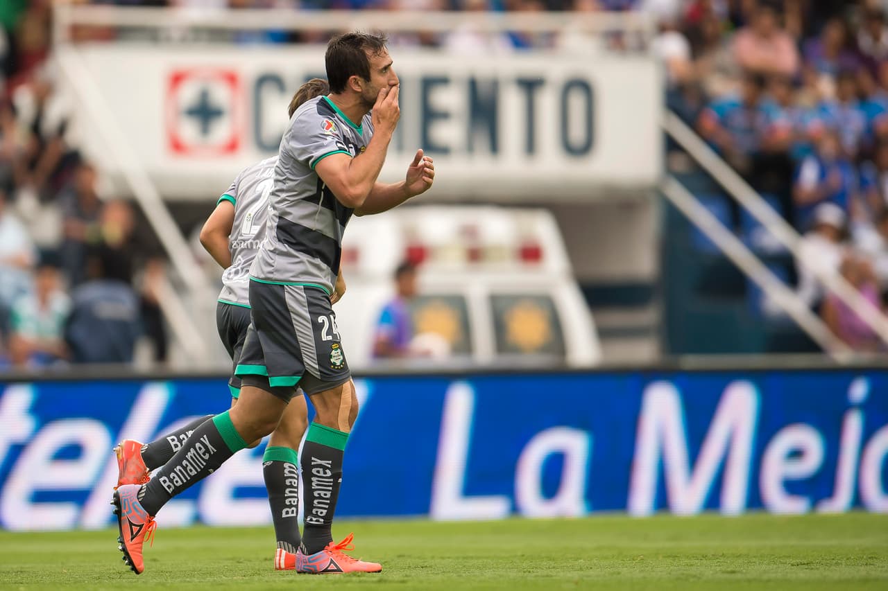 El defensor Carlos Izquierdóz, de Santos, logró anotar golde cabeza con un pase de Bryan Rabello en el estadio Azul, sumando 13 puntos en la fecha 14, mientras que su valor en el UD Fantasy es de $5.1 millones.